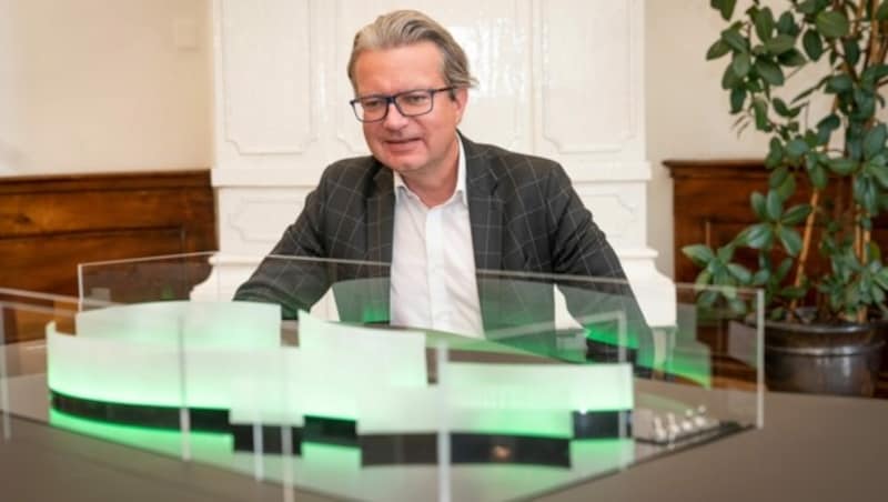 Kulturlandesrat Christopher Drexler mit dem Modell des Pavillons für die Steiermark-Schau (Bild: steiermark.at/Streibl)