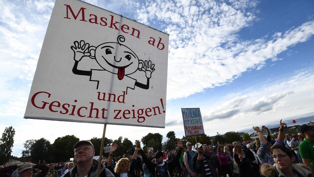 Die Proteste gegen die Pandemie-Maßnahmen in Deutschland (wie hier im Bild) werden nun wohl verstummen. (Bild: APA/AFP/SEBASTIEN BOZON)