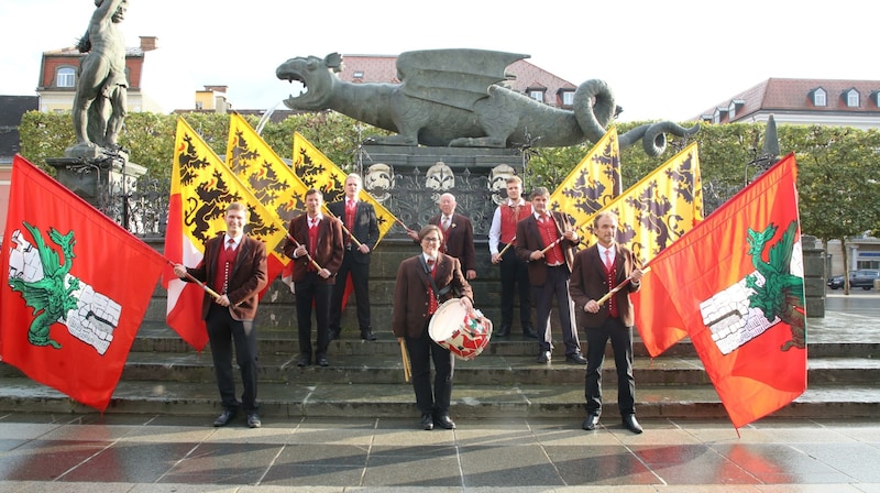 The flag-wavers often perform at the Lindwurm. (Bild: Hronek Eveline)