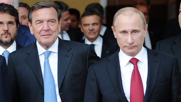 A baloldalról: Gerhard Schröder volt német kancellár Vlagyimir Putyinnal (archív fotó) (Bild: AFP)
