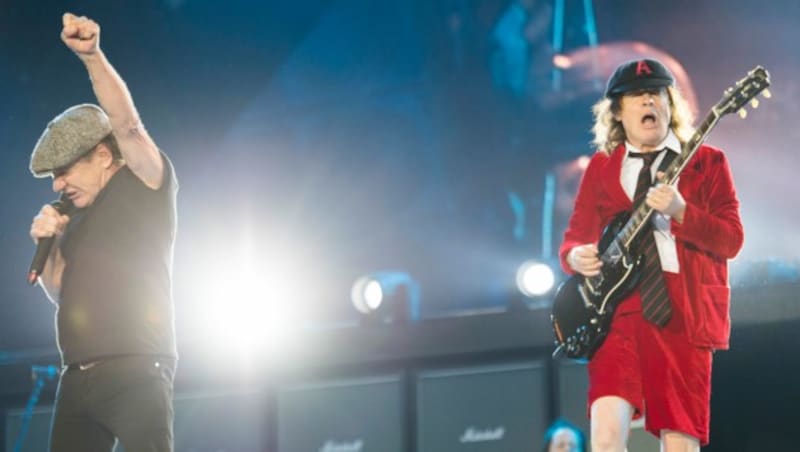 Brian Johnson (li.) mit Angus Young während der „Rock or Burst World Tour“ im Jahr 2015 (Bild: AFP)