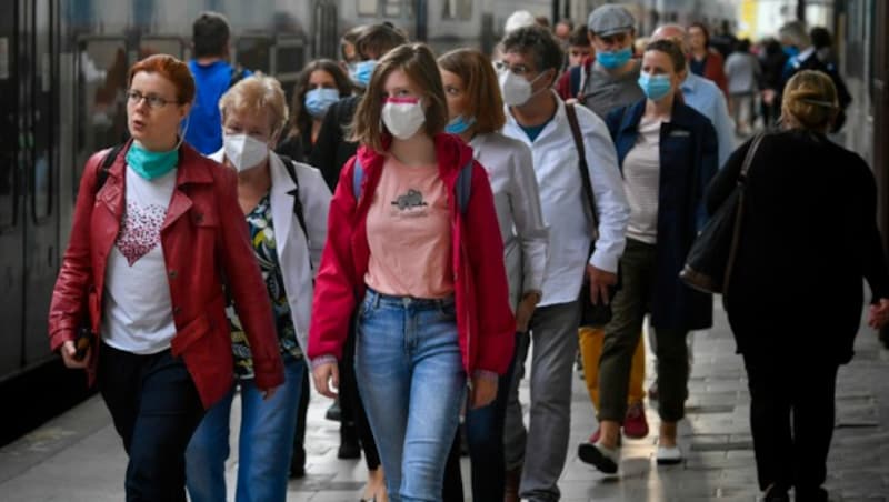 Reisende bei einer Zugstation in Prag (Bild: AP)