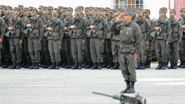 Soldaten bei der Angelobung - da denkt noch niemand an die Pension. (Bild: Christof Birbaumer / Kronen Zeitung)