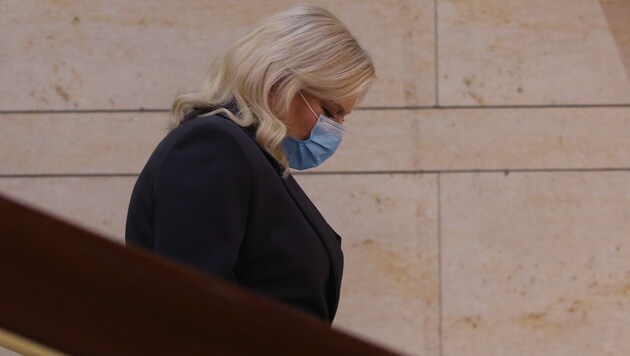 Auch Sara Netanyahu, die Frau des israelischen Ministerpräsidenten Benjamin Netanyahu, gibt während der Corona-Pandemie ein schlechtes Vorbild ab: Sie verstieß gegen die in dem Land geltenden Corona-Vorschriften - weil sie einen Friseur in die Residenz des Premiers kommen ließ. (Bild: AFP)