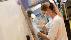 Die Auswertung von PCR-Tests in einem Labor in Graz. (Bild: Christian Jauschowetz)
