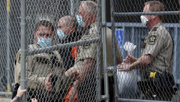 Derek Chauvin wurde am Mittwoch aus der Haft entlassen und ist nun wieder auf freiem Fuß. (Bild: AP)