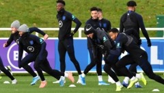 Ben Chilwell (ganz links), Tammy Abraham (Mitte, aufrecht stehend) und Jadon Sancho (daneben stehend) (Bild: AFP)