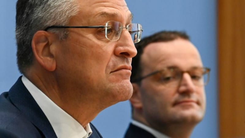 RKI-Chef Lothar Wieler (links) und Gesundheitsminister Jens Spahn (rechts) (Bild: AFP/Tobias Schwarz)