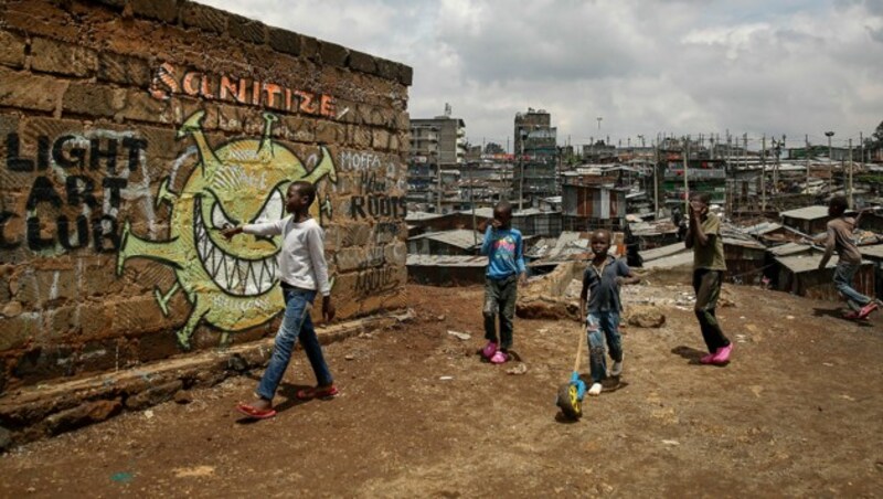 Warnung vor dem Coronavirus in Form eines Graffitos in einem Slum in der kenianischen Hauptstadt Nairobi (Bild: AP)