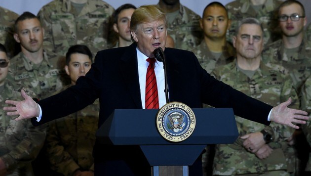 US-Präsident Donald Trump während eines Truppenbesuchs in Afghanistan zum Erntedankfest im Vorjahr (Bild: APA/AFP/Olivier Douliery)