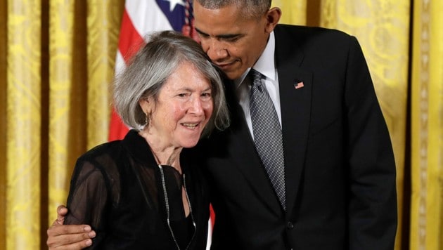 Louise Glück mit dem damaligen US-Präsidenten Barack Obama auf einem Archivbild aus dem Jahr 2015 (Bild: Associated Press)