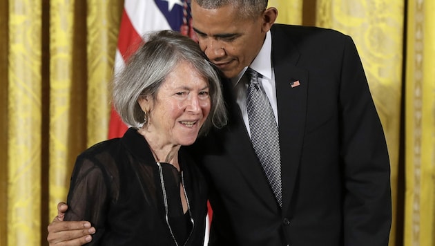 Louise Glück mit dem damaligen US-Präsidenten Barack Obama auf einem Archivbild aus dem Jahr 2015 (Bild: Associated Press)
