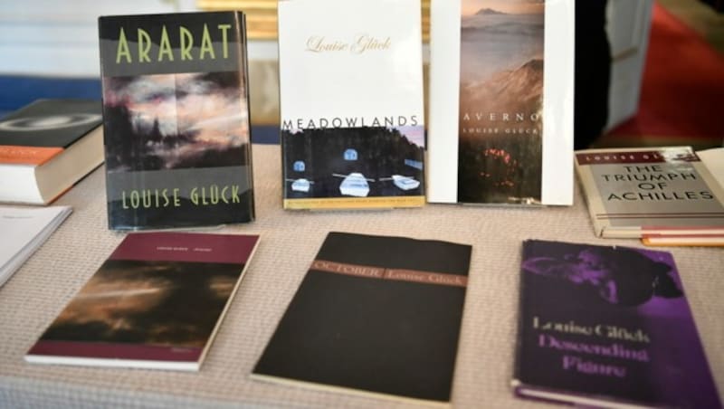 Eine Auswahl von Büchern der frisch gebackenen Nobelpreisträgerin Louise Glück. (Bild: AP)