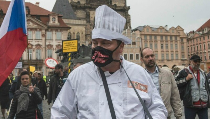 Angestellte der Gastronomie halten nichts von strengeren Maßnahmen - sie protestierten in Prag. (Bild: AFP)