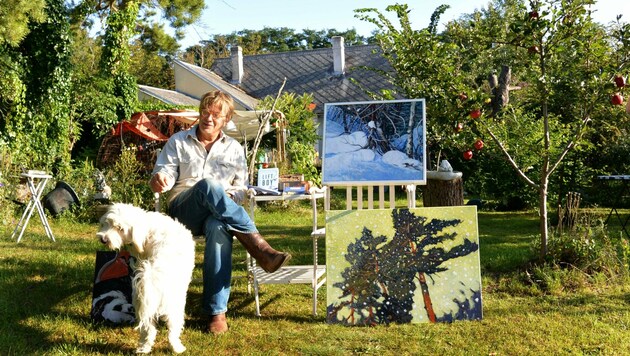 Flattinger mit Hund Bruno und einigen seiner Bilder im Garten. (Bild: Andreas Fischer)