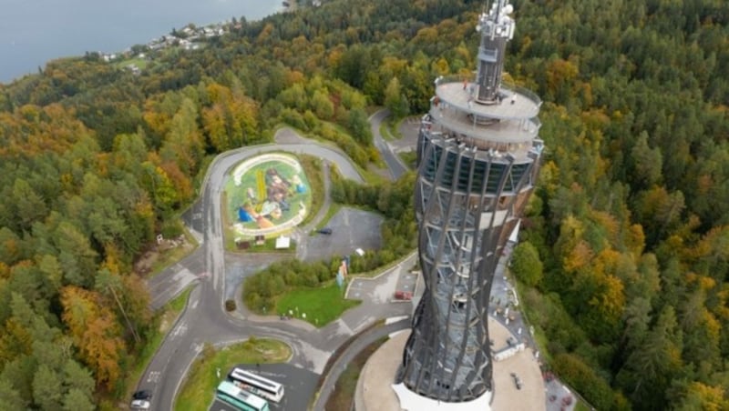 Das Kunstwerk fügt sich farblich in die herbstlichen Wälder ein. (Bild: Vera Polaschegg )