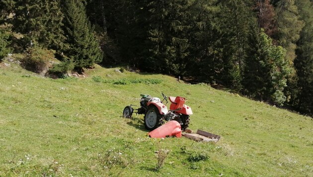 Der Pensionist stürzte mit dem sich überschlagenden Traktor gut 20 Meter über die Böschung. (Bild: Landespolizeidirektion Kärnten)