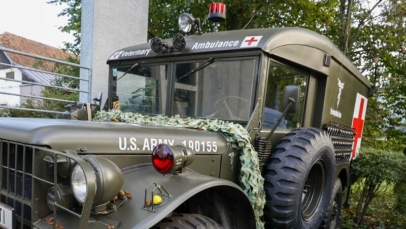 Ein in ein Rettungsauto verwandelter Oldtimer-Jeep am Vereinssitz (Bild: Tschepp Markus)