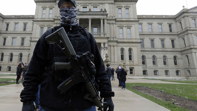Bereits im April hatten sich bewaffnete Demonstranten vor dem Kapitol in Michigan versammelt. (Bild: AFP)