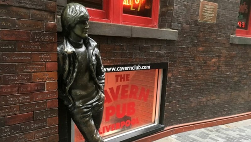 Eine Statue von John Lennon vor dem legendären „Cavern Club“ in Liverpool (Bild: Wilhelm Eder)