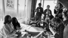 John Lennon und seine Frau Yoko Ono bei ihrem ersten „Bed-In“ im Hilton-Hotel in Amsterdam am 25. März 1969 (Bild: APA/AFP/ANP)