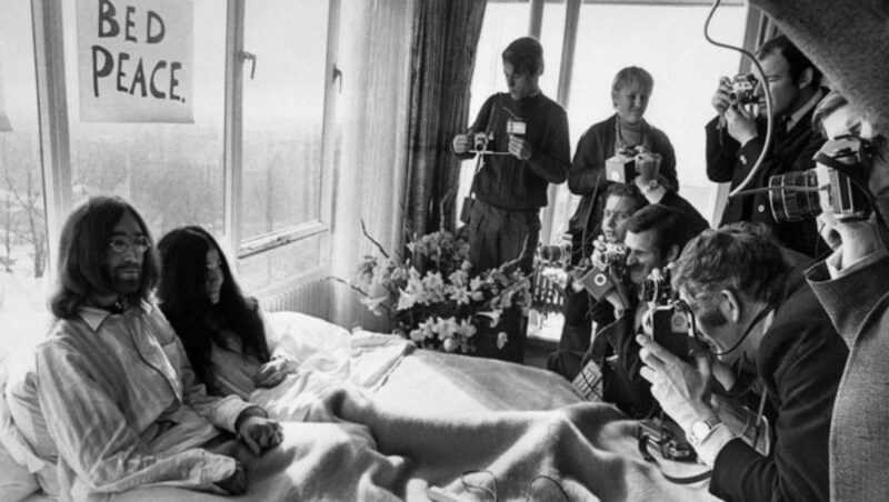 John Lennon und seine Frau Yoko Ono bei ihrem ersten „Bed-In“ im Hilton-Hotel in Amsterdam am 25. März 1969 (Bild: APA/AFP/ANP)