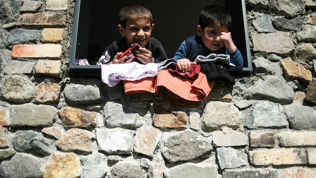 Flüchtlingskinder aus der Region Berg-Karabach: Frankreich sieht Fortschritte in Richtung einer Waffenruhe. (Bild: AFP)