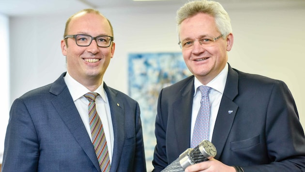 Reinhard Schwendtbauer (l.) mit Florian Teufelberger 2017, als die Invest AG sich an den Welsern beteiligte. (Bild: Markus Wenzel)