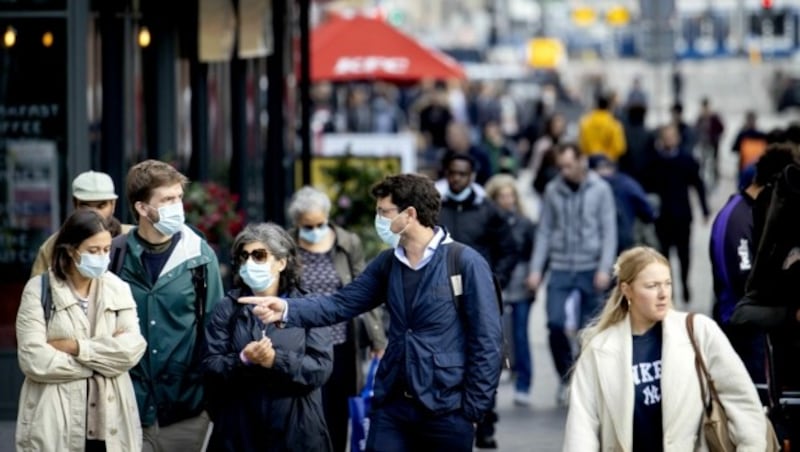 In der niederländischen Hauptstadt Amsterdam tragen viele Menschen auch im Freien eine Maske. (Bild: AFP)