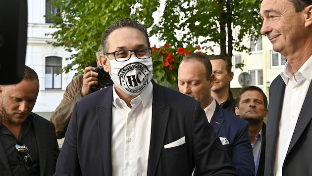 Heinz-Christian Strache bei seiner Stimmabgabe am Freitag (Bild: APA/Hans Punz)