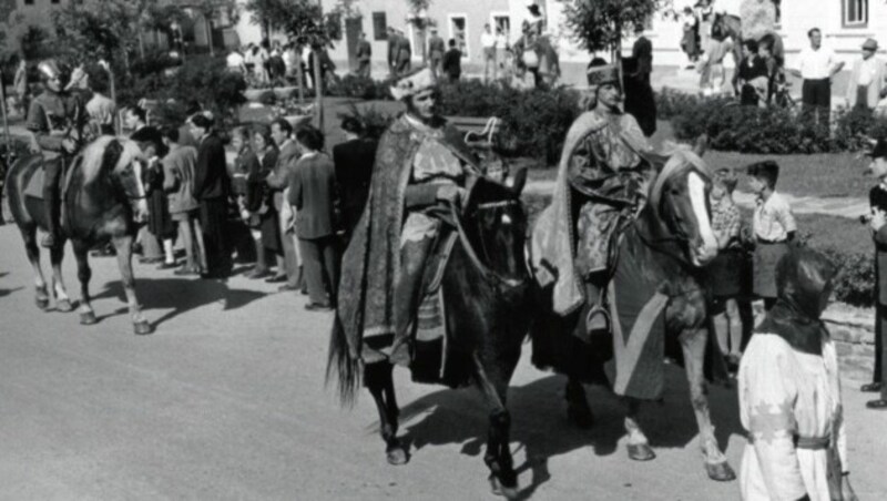 Fotodokument eines Festzuges aus 1954: Bei der 500-Jahr-Feier der Gemeinde Weißkirchen mimte ein Darsteller den reitenden Ulrich von Liechtenstein (re.). (Bild: Marktgemeinde Weißkirchen i. Stmk.)