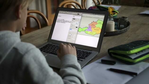 Im Heim-Unterricht ist ein Laptop unverzichtbar: Für kinderreiche Familien eine Belastung. (Bild: Tröster Andreas)