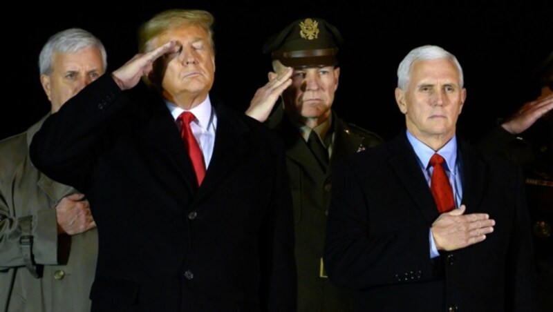 Trump mit seinem Vize, Mike Pence (Bild: JIM WATSON/AFP)