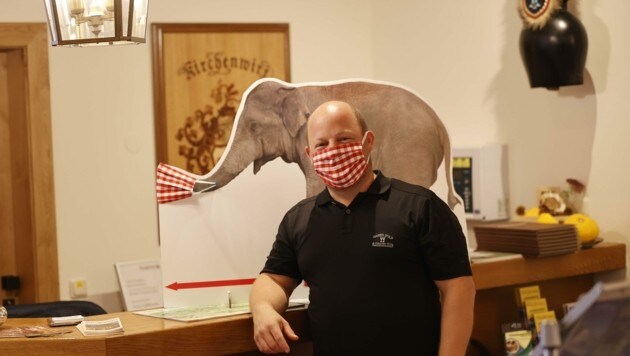 Ein Babyelefant, aber keine Listen zum Eintragen für Gäste: Christian Rettenbacher, Chef des Pucher Kirchenwirts. (Bild: Tschepp Markus)