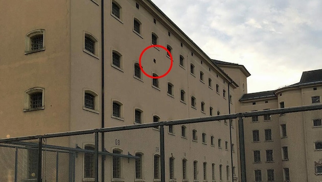 Aus diesem Loch seilten sich die Häftlinge ab. (Bild: ServusTV)