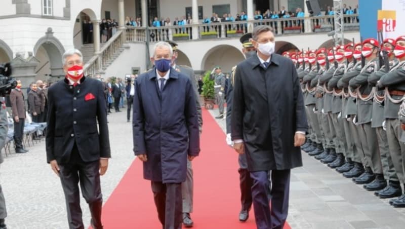 Landeshauptmann Peter Kaiser, Bundespräsident Alexander Van der Bellen und Sloweniens Präsident Borut Pahor schritten gemeinsam die Ehrengarde des Bundesheeres ab. (Bild: Rojsek-Wiedergut Uta)