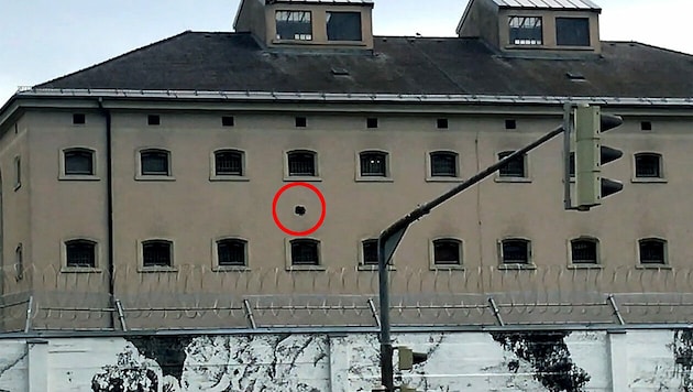 Die Häftlinge schlüpften beim Ausbruchsversuch im Gefängnis Graz-Karlau durch dieses Loch. (Bild: Hannah Michaeler)