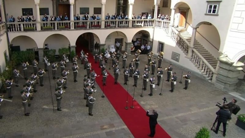 Zweisprachig singt der Projektchor „Unser Land“, begleitet wird er von der Militärmusik. (Bild: zVg)