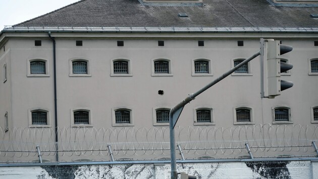 Die Häftlinge schlüpften durch dieses Loch. (Bild: Sepp Pail)