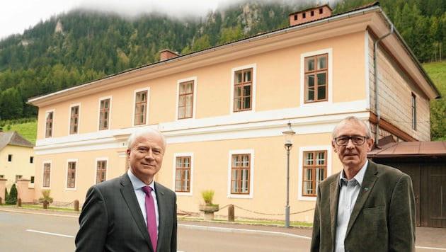 Landesrat Hans Seitinger mit Bürgermeister Walter Hubner vor dem Raithaus in Vordernberg. (Bild: Sepp Pail)