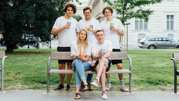 Johannes Meindl (vorne rechts) mit Team (Bild: Colour Cups/Sebastian Gansrigler)