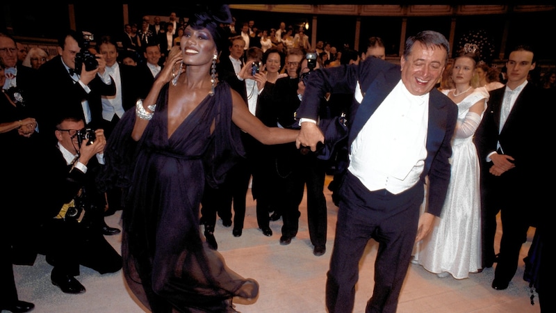 Richard Lugner with Grace Jones at the Opera Ball (Bild: Alexander Tuma)