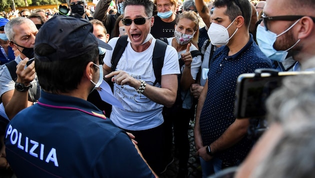 In Italien setzt es bis zu 1000 Euro Strafe, wenn man sich nicht an die Maskenpflicht im Freien hält. (Bild: AFP)