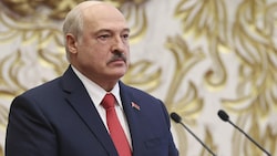 Der weißrussische Präsident Alexander Lukaschenko lässt wieder einmal seine Muskeln spielen. (Bild: AP)