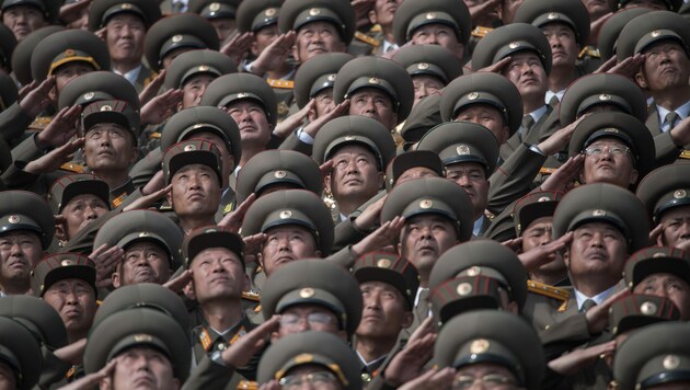 Tausende Soldaten salutieren bei einer Militärparade in Nordkorea. (Bild: Photo by Ed JONES / AF)