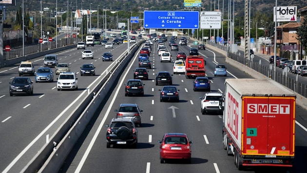 Viele Menschen haben eine kurze Unterbrechung der Abriegelung des Corona-Hotspots Madrid genutzt, um die spanische Hauptstadt zu verlassen. (Bild: Juan Carlos Lucas/NurPhoto)