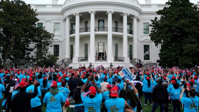 Trump-Fans vor dem Weißen Haus (Bild: The Associated Press)