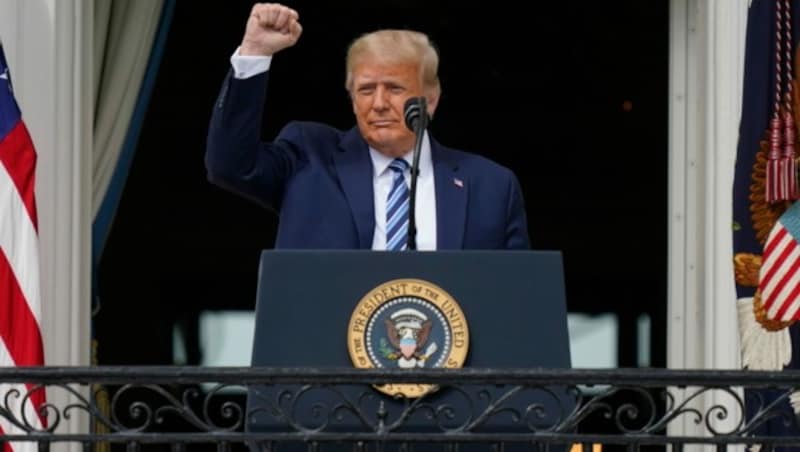 Donald Trump sprach am Samstag vom Balkon des Weißen Hauses zu seinen Anhängern. (Bild: Copyright 2020 The Associated Press. All rights reserved.)