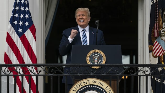 Trump sprach am Samstag auf dem Balkon des Weißen Hauses zu seinen Unterstützern. (Bild: AP)