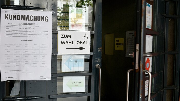 Der Eingang zum Wahllokal in einer Wiener Schule.